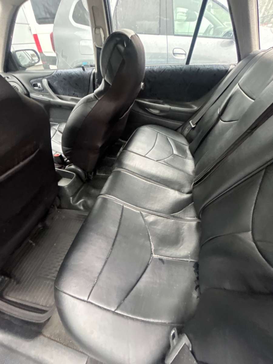 Mazda 323, 1999 — Салон