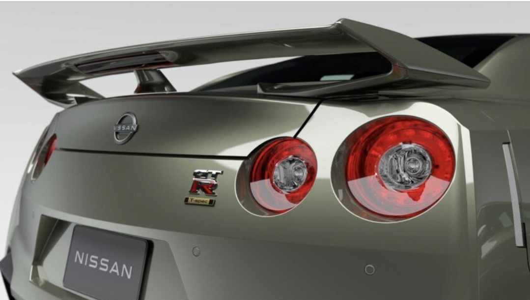 Суперкар Nissan GT-R 2023 подвергся модернизации