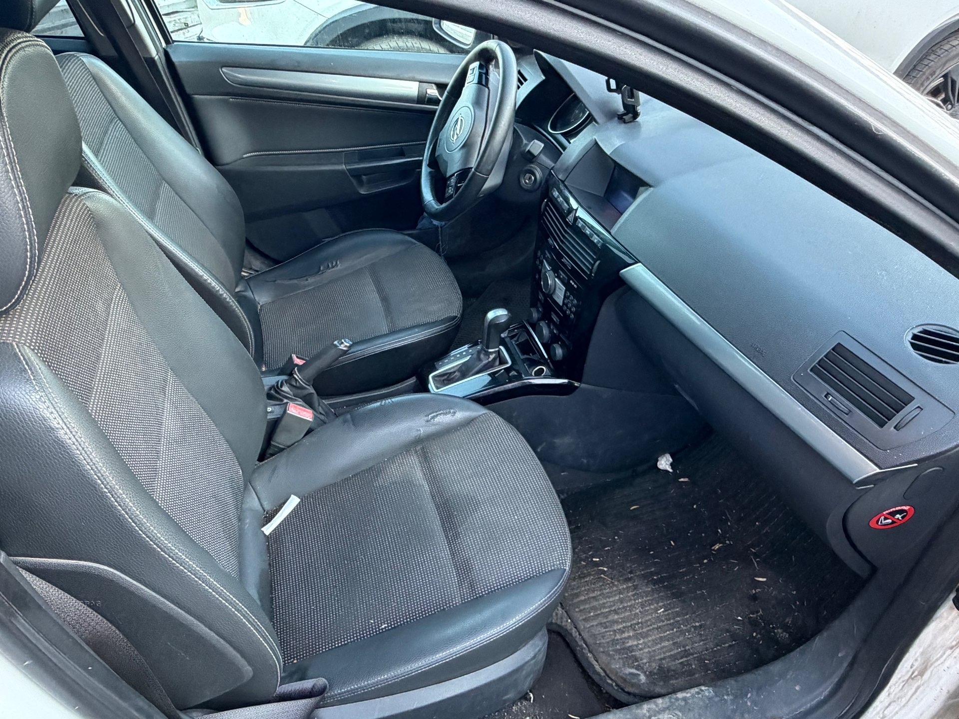 Opel Astra, 2010 — Салон