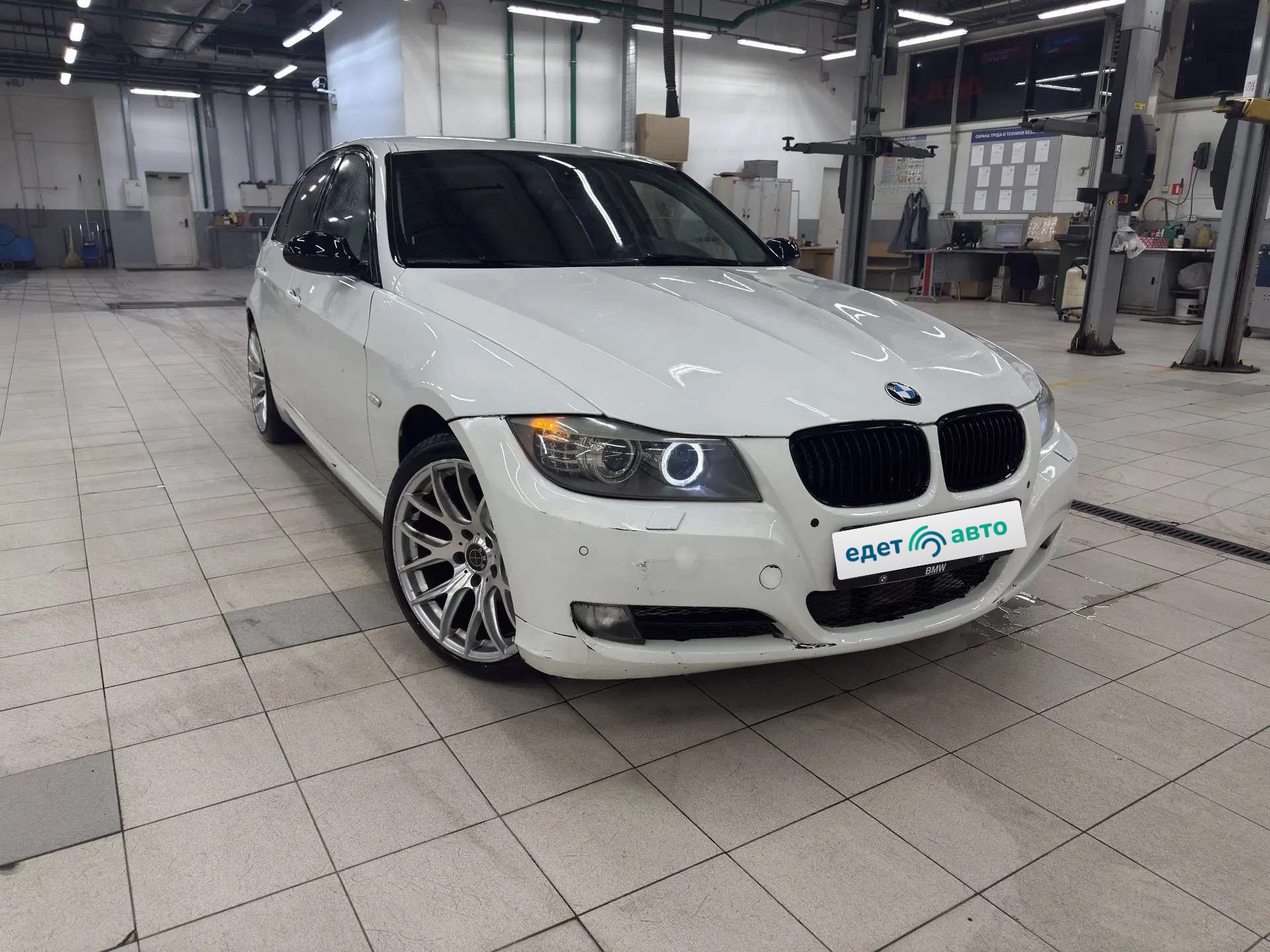 BMW 318, 2010 — Снаружи