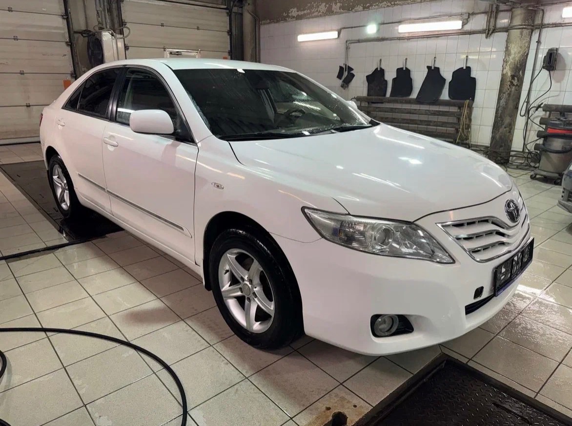 Toyota	Camry, 2011 — обложка