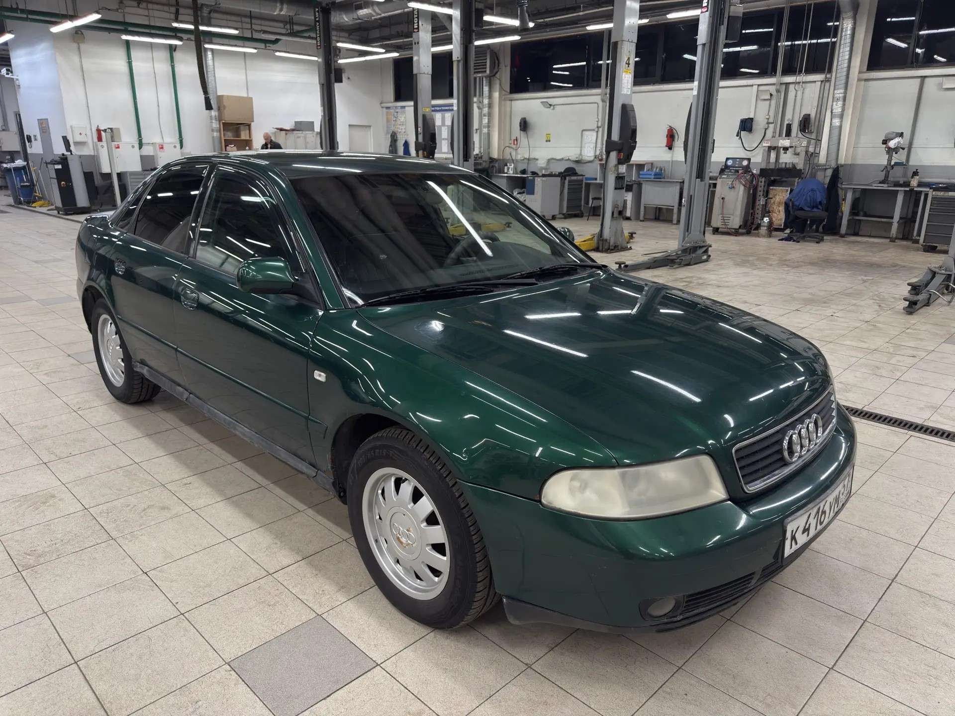 Audi A4, 1999 — Снаружи