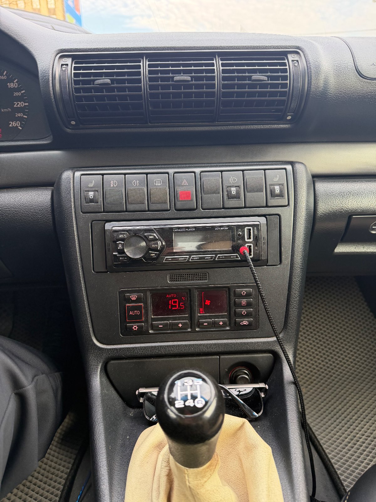 Audi A4, 1997 — Салон