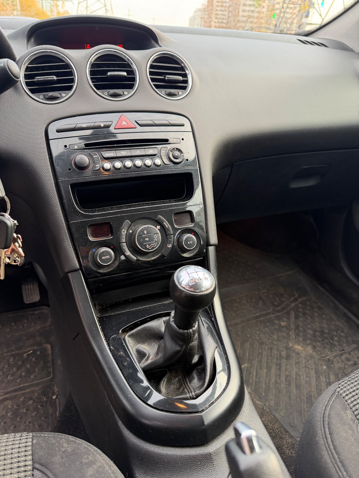 Peugeot 408, 2012 — Салон