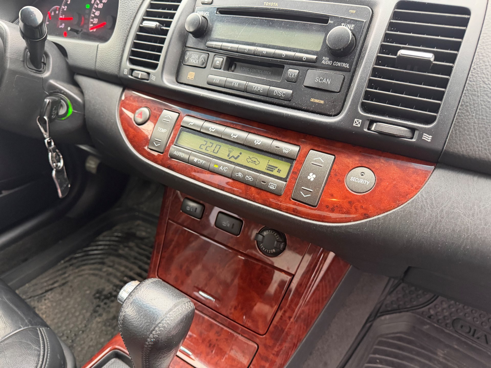 Toyota Camry, 2004 — Салон