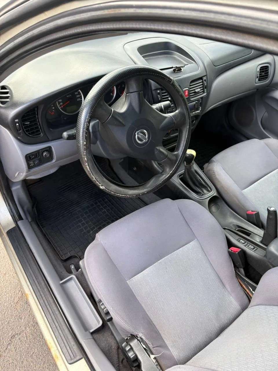 Nissan Almera, 2003 — Салон