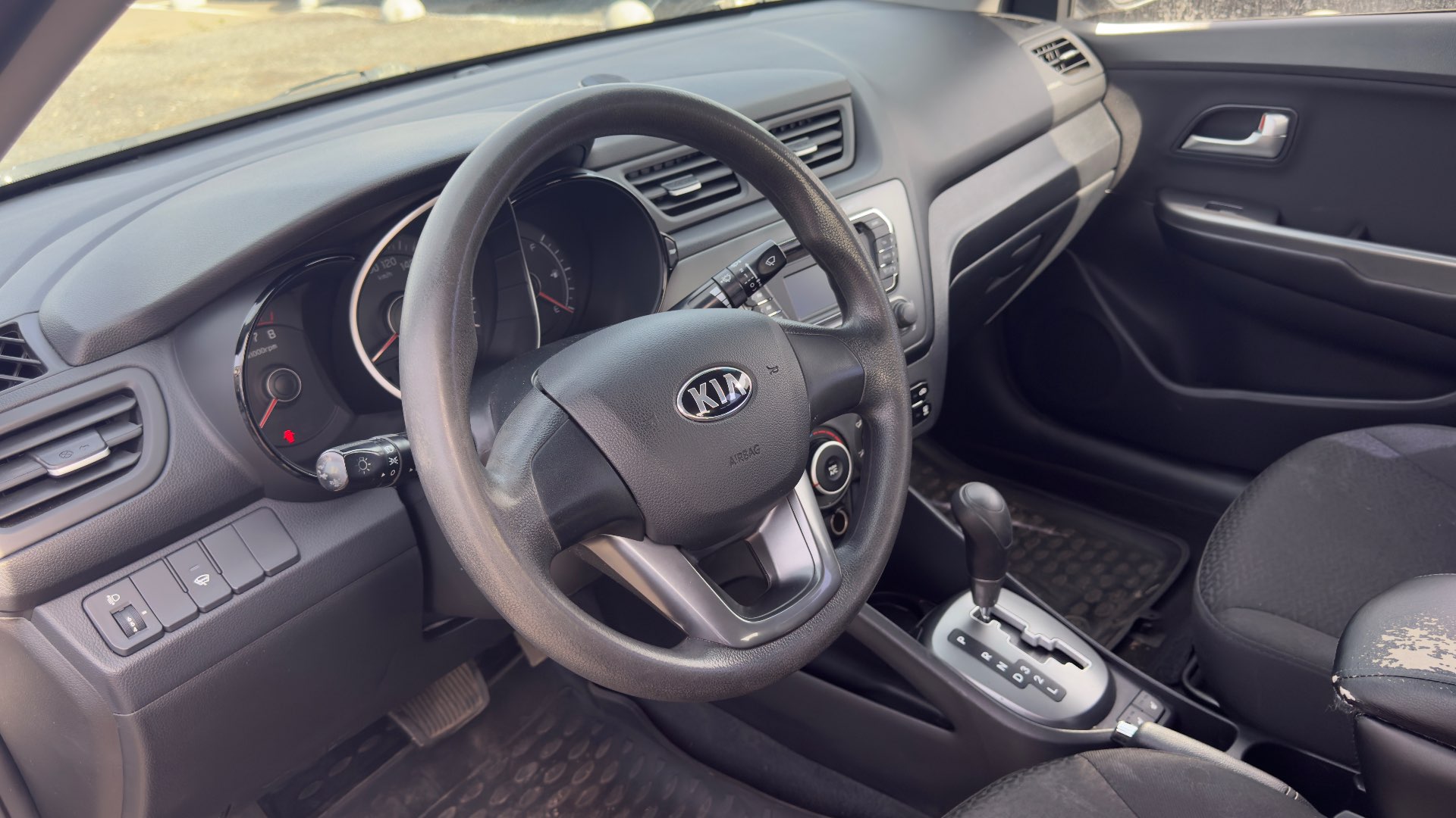 Kia Rio, 2013 — Салон