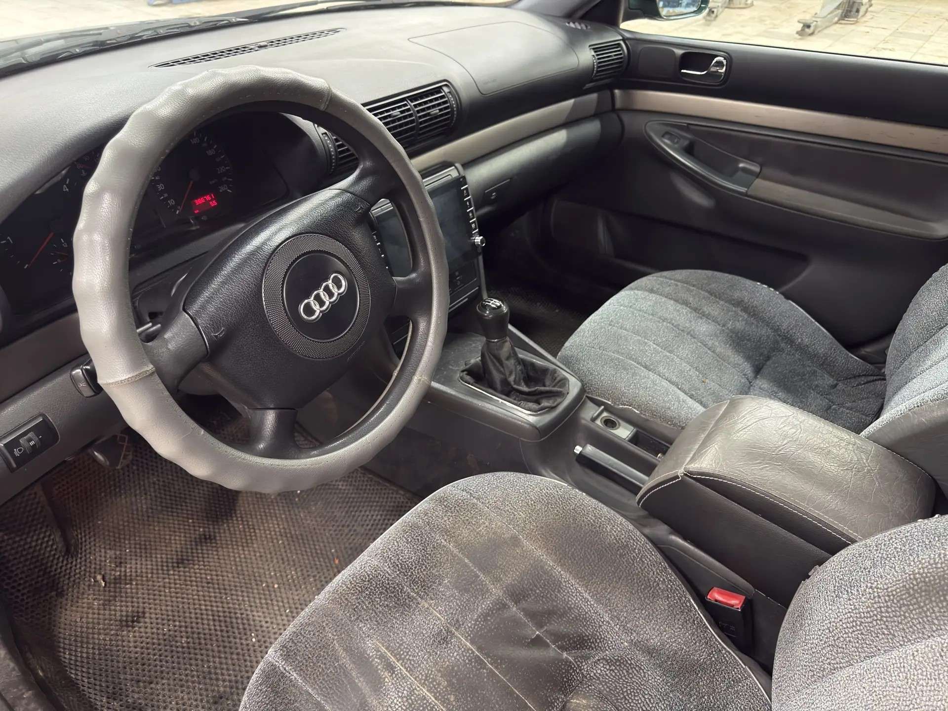 Audi A4, 1999 — Салон