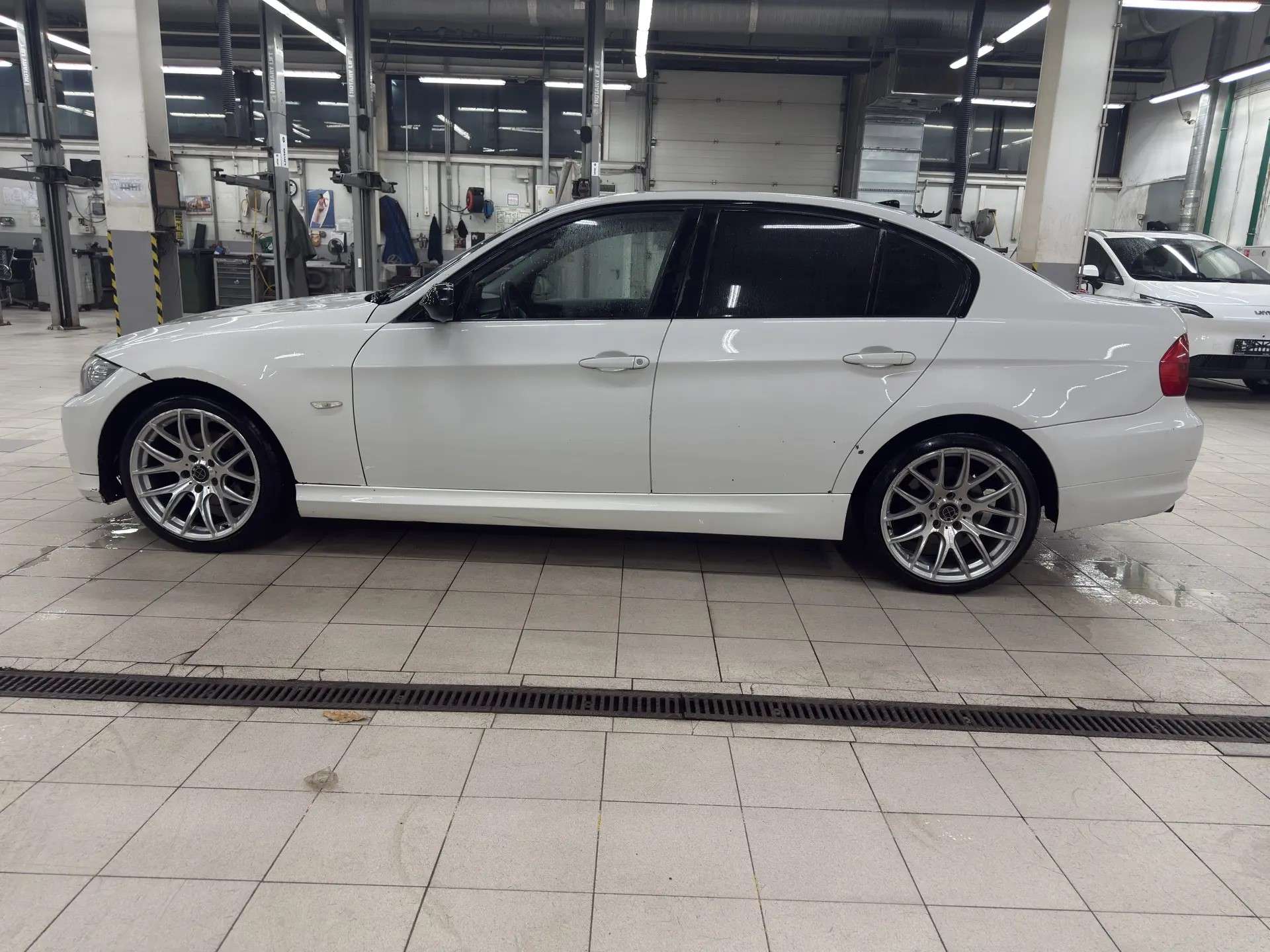 BMW 318, 2010 — Снаружи