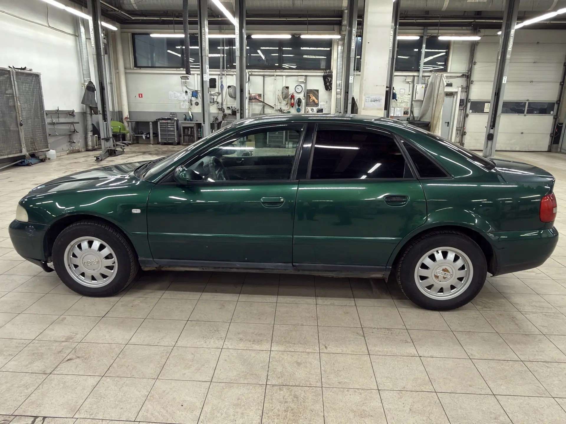 Audi A4, 1999 — Снаружи