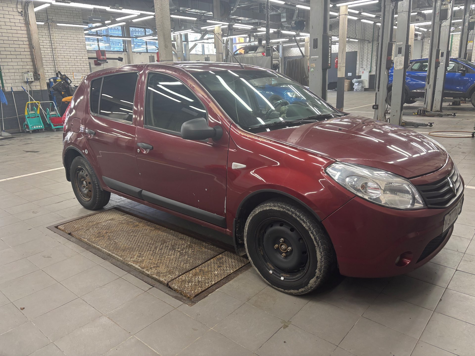 Renault Sandero, 2012 — обложка