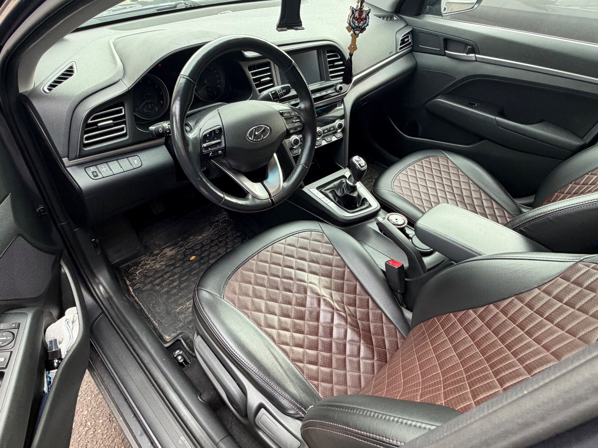 Hyundai Elantra, 2019 — Салон