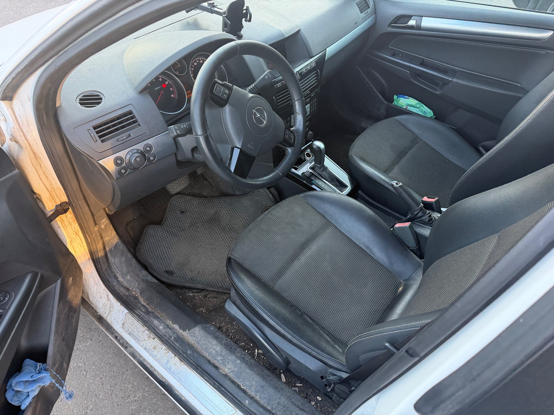 Opel Astra, 2010 — Салон