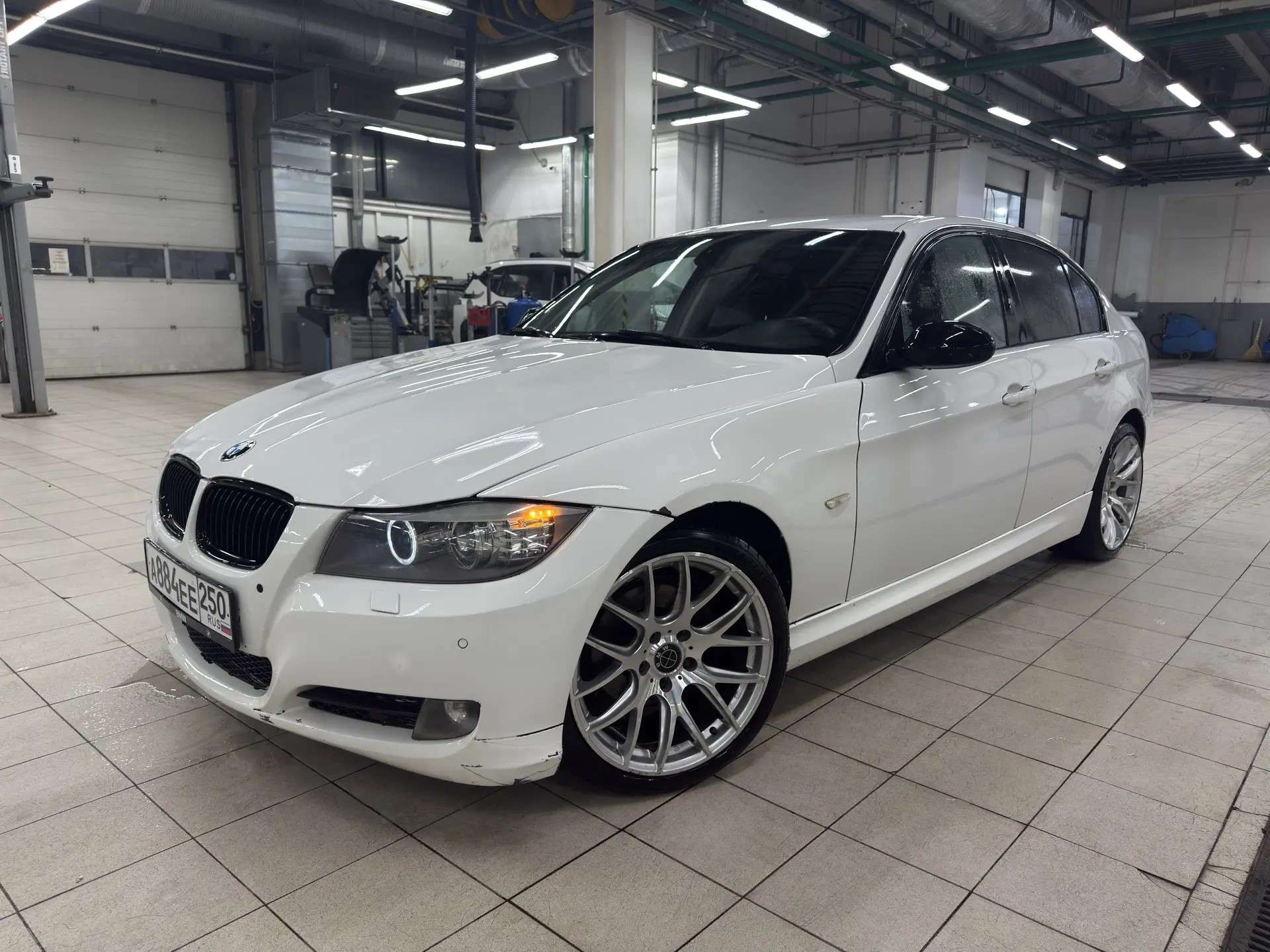 BMW 318, 2010 — обложка