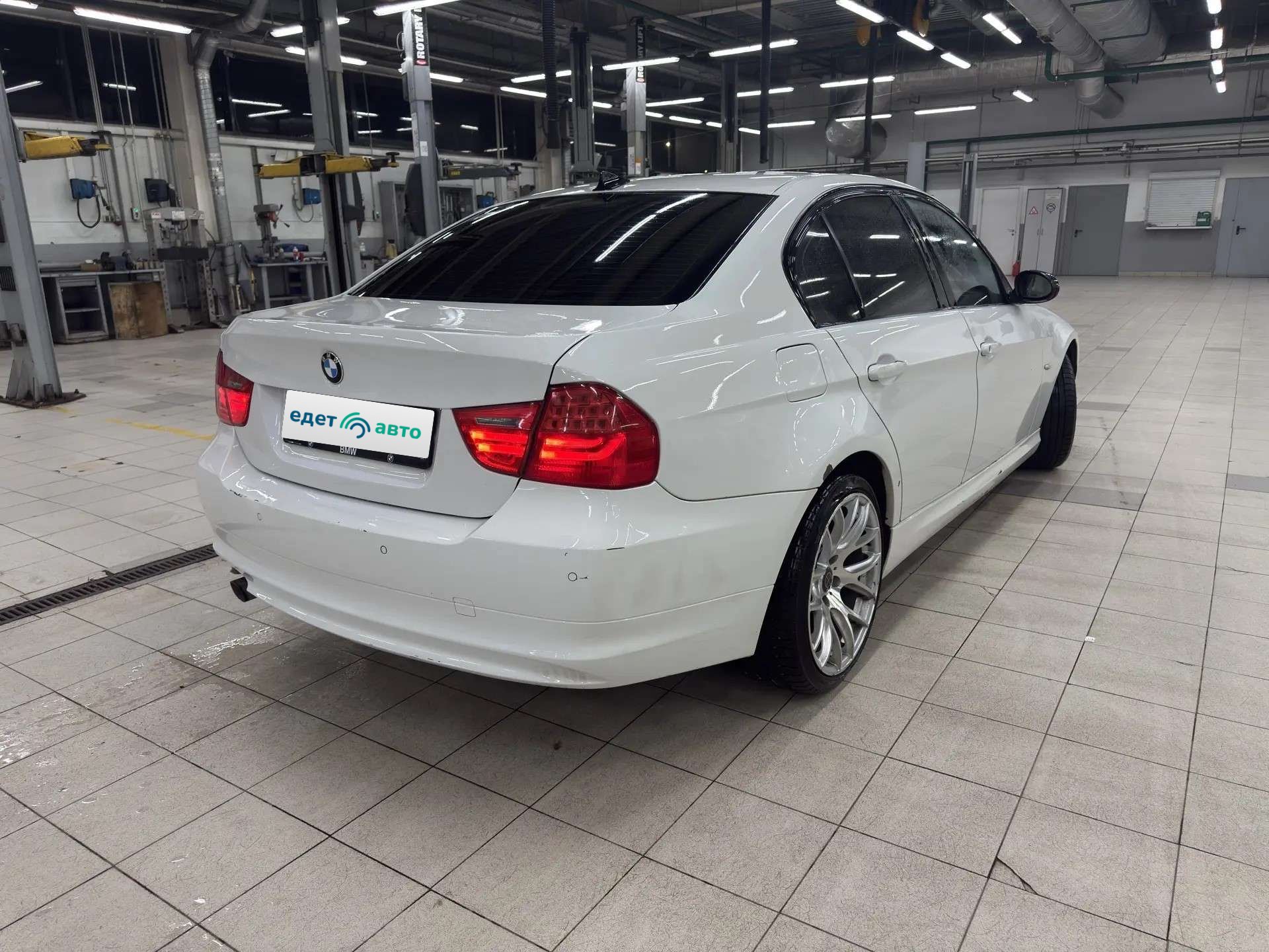 BMW 318, 2010 — Снаружи