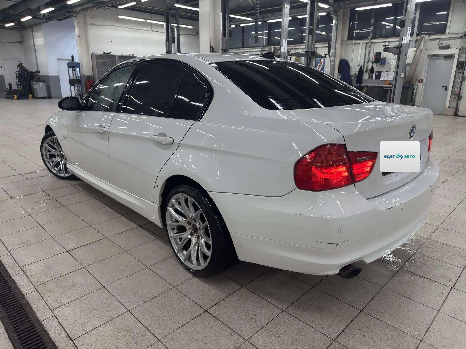 BMW 318, 2010 — Снаружи