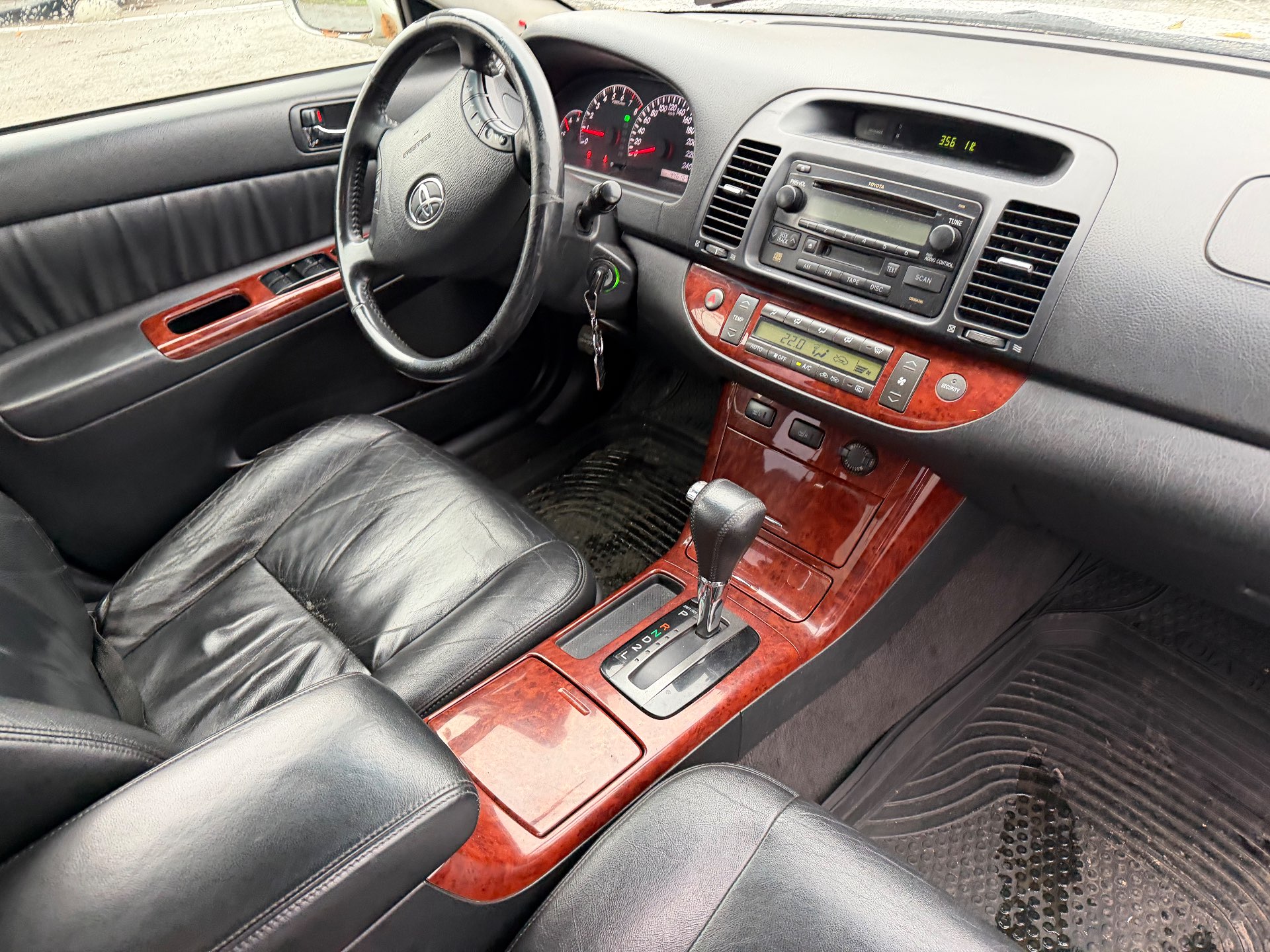 Toyota Camry, 2004 — Салон