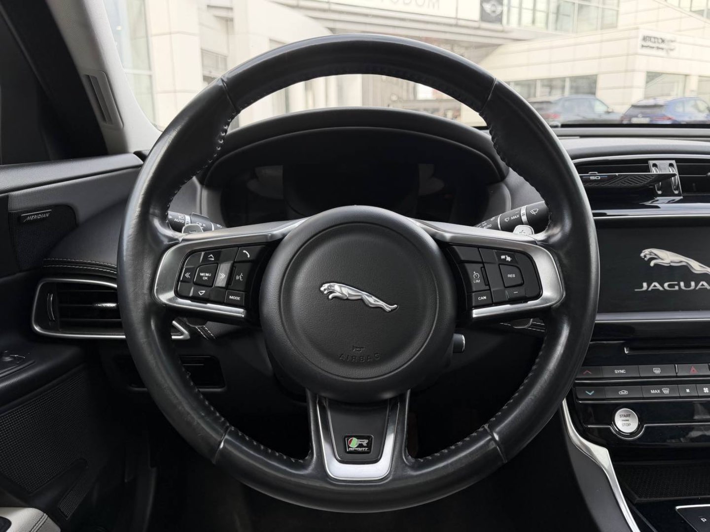 Jaguar XE, 2018 — Салон