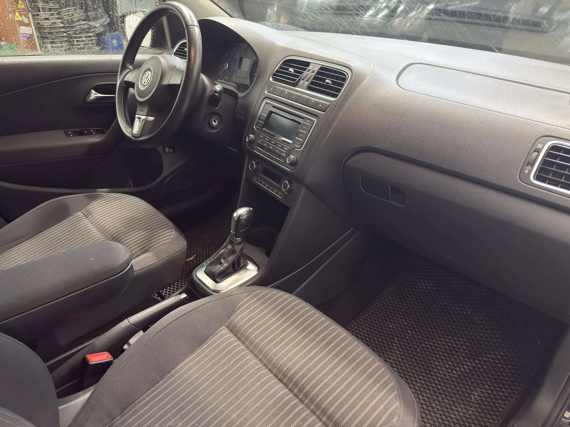 Volkswagen Polo, 2012 — Салон