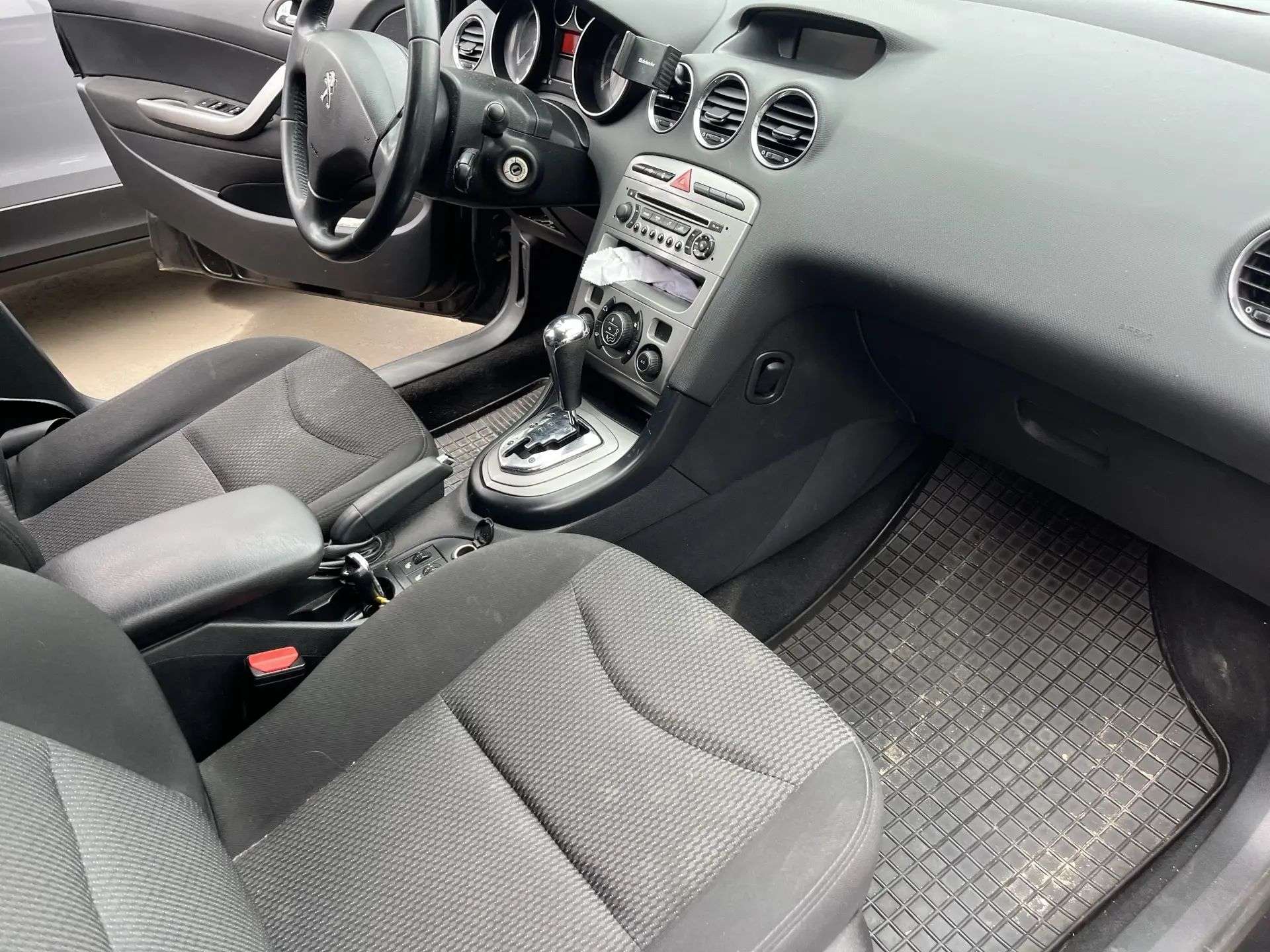 Peugeot 408, 2012 — Салон