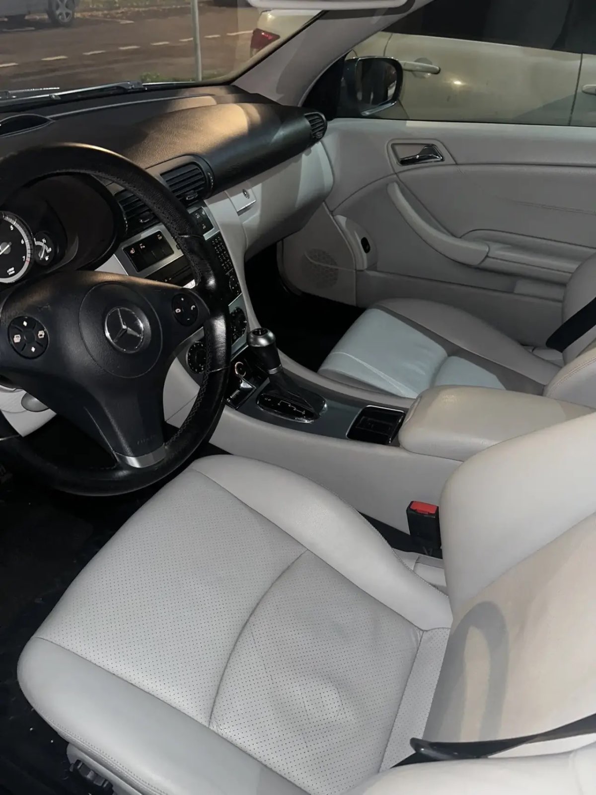 Mercedes-Benz СLС 230, 2008 — Салон