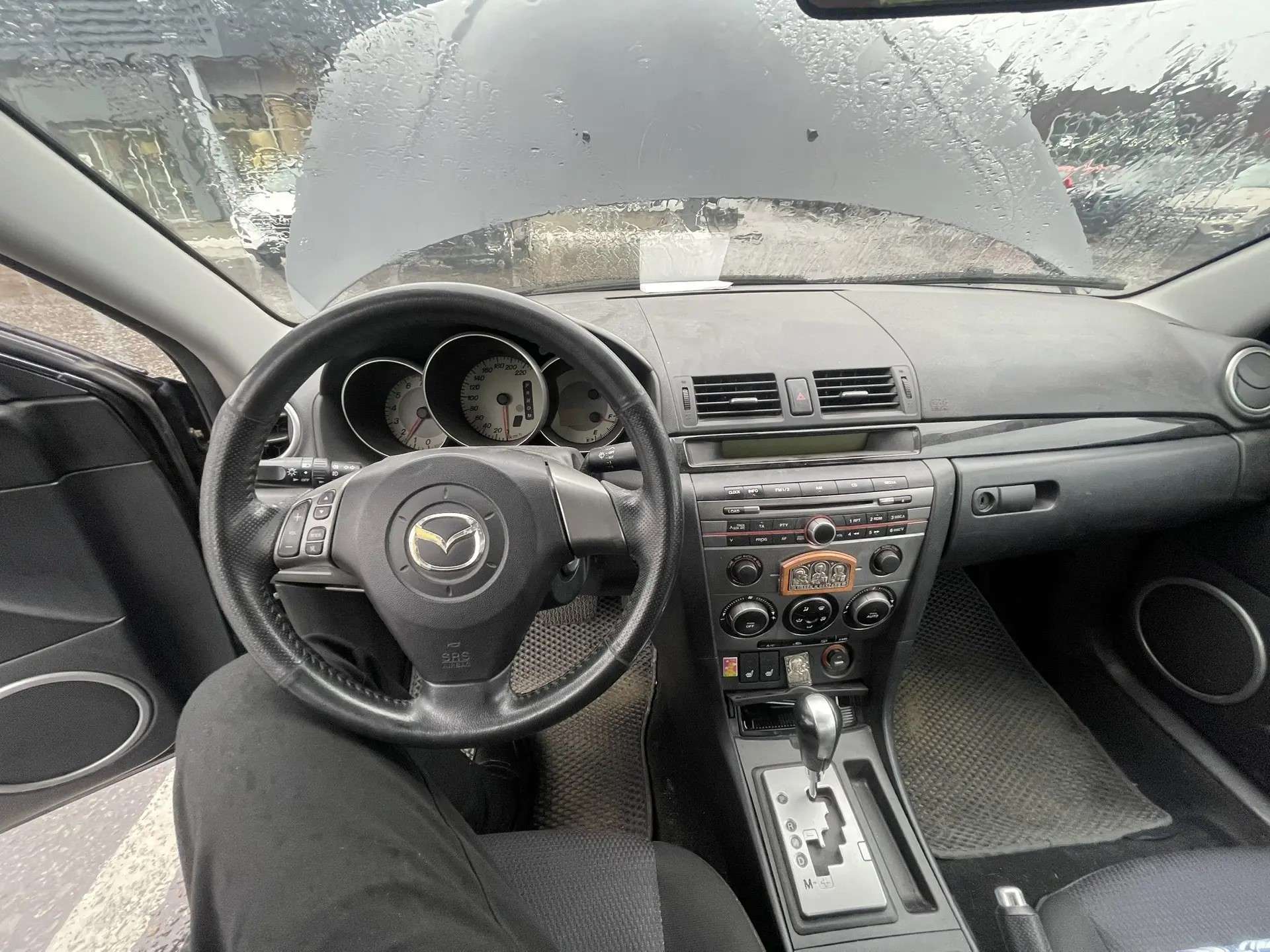 Mazda 3, 2006 — Салон