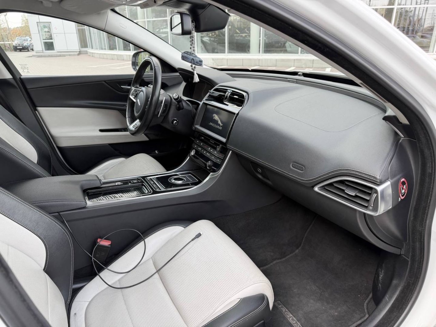 Jaguar XE, 2018 — Салон