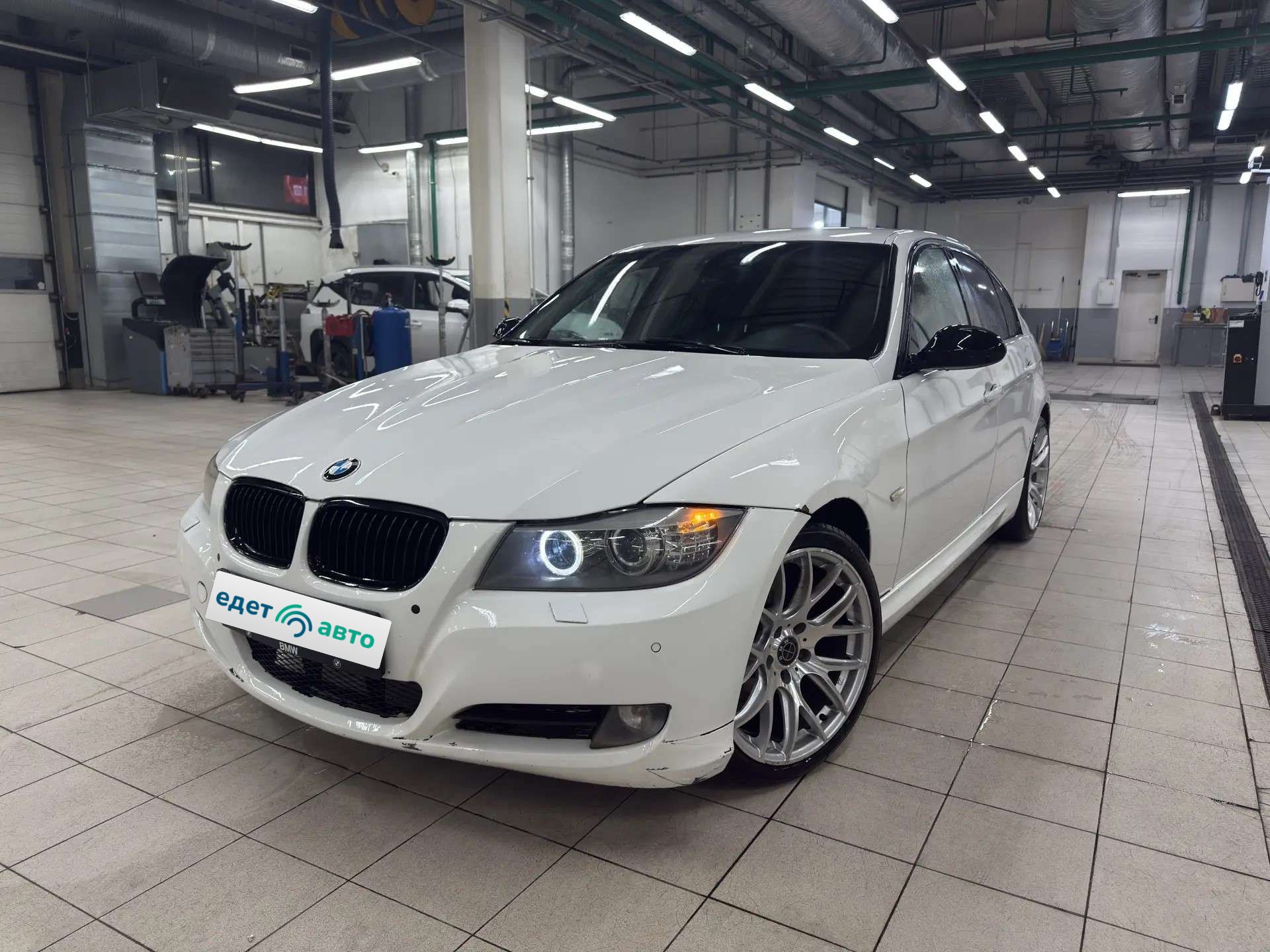 BMW 318, 2010 — Снаружи