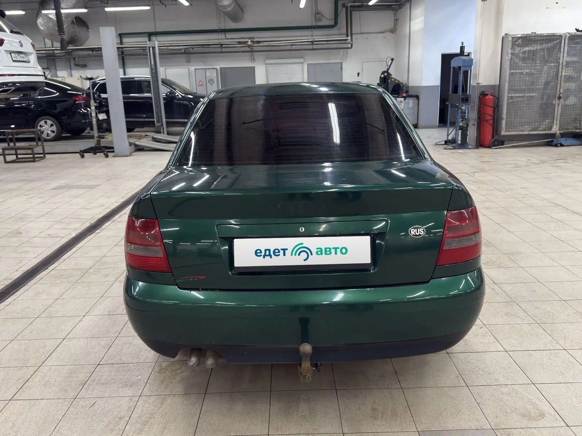 Audi A4, 1999 — Снаружи
