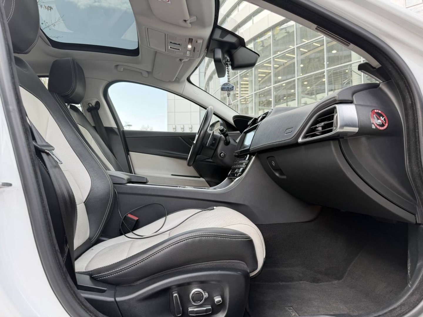 Jaguar XE, 2018 — Салон