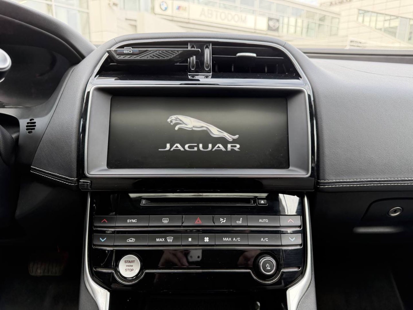 Jaguar XE, 2018 — Салон