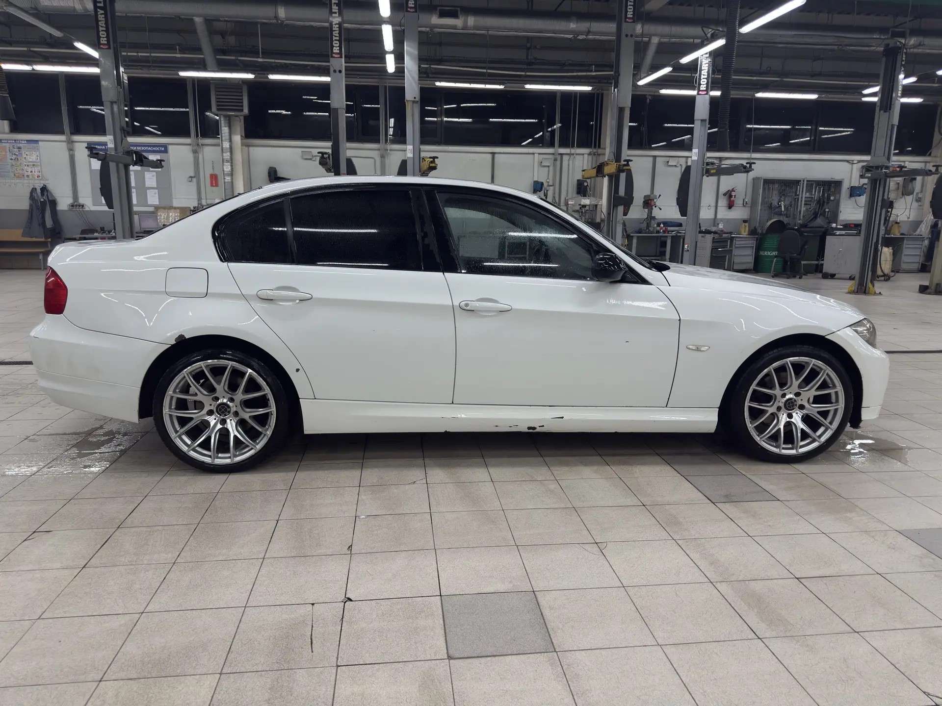 BMW 318, 2010 — Снаружи