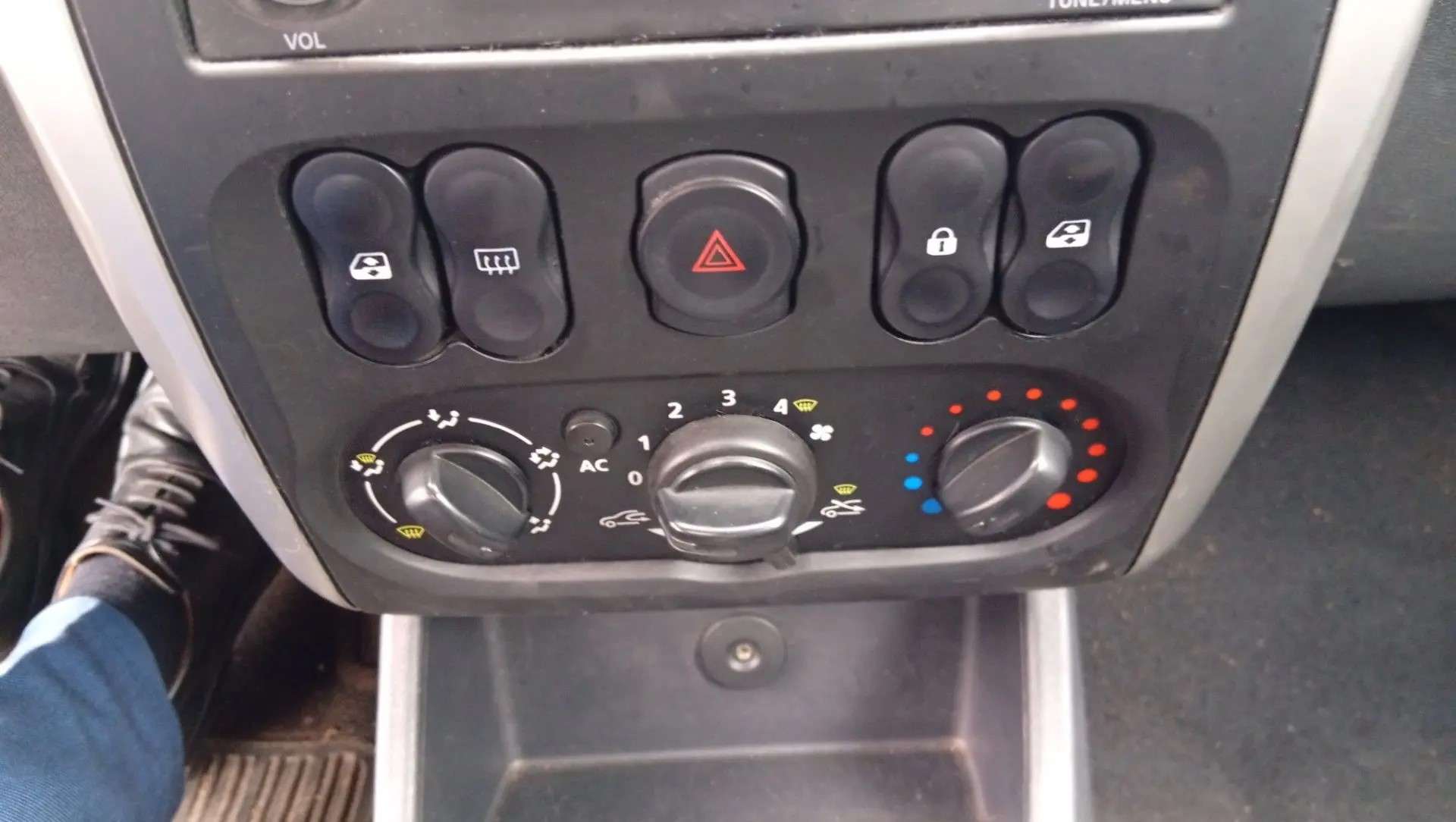 Nissan Almera, 2013 — Салон