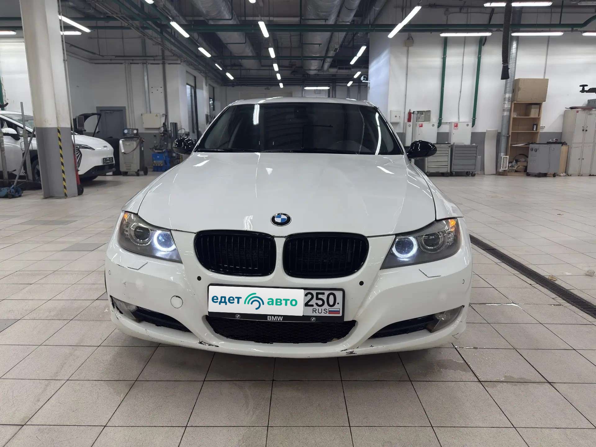 BMW 318, 2010 — Снаружи
