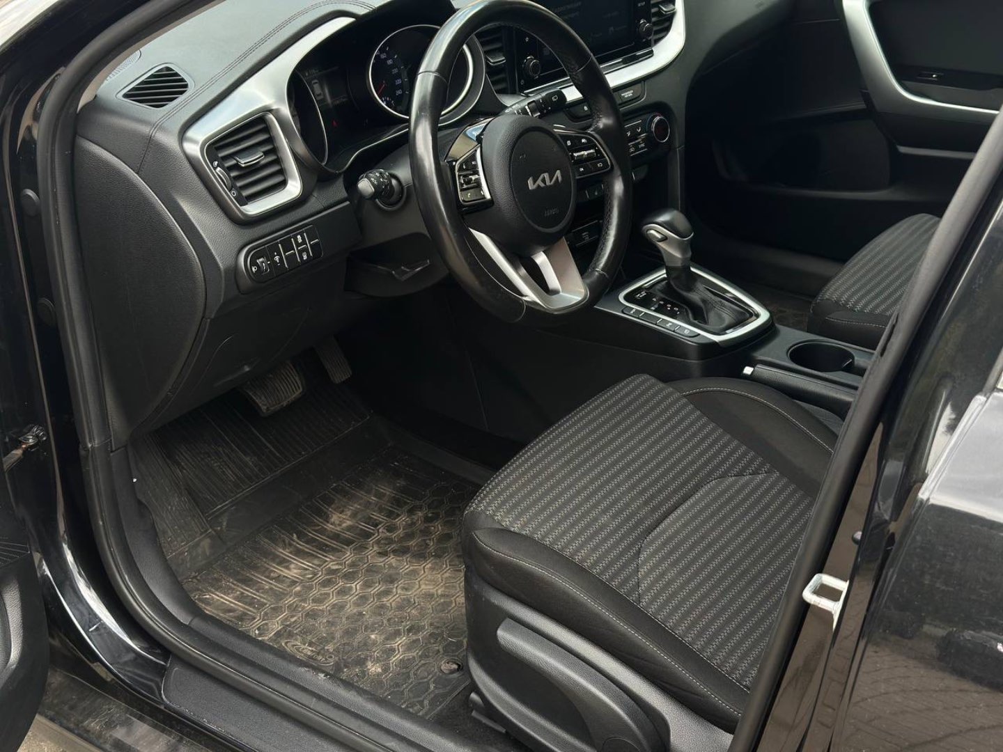 Kia Ceed, 2022 — Салон