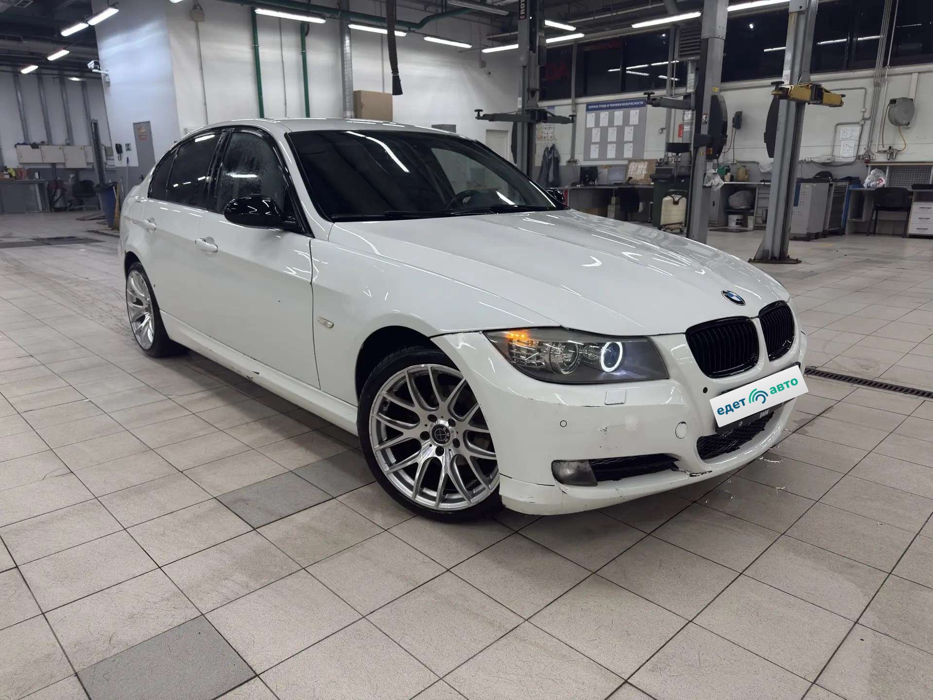 BMW 318, 2010 — Снаружи