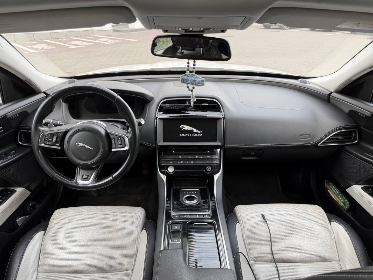 Jaguar XE, 2018 — Салон