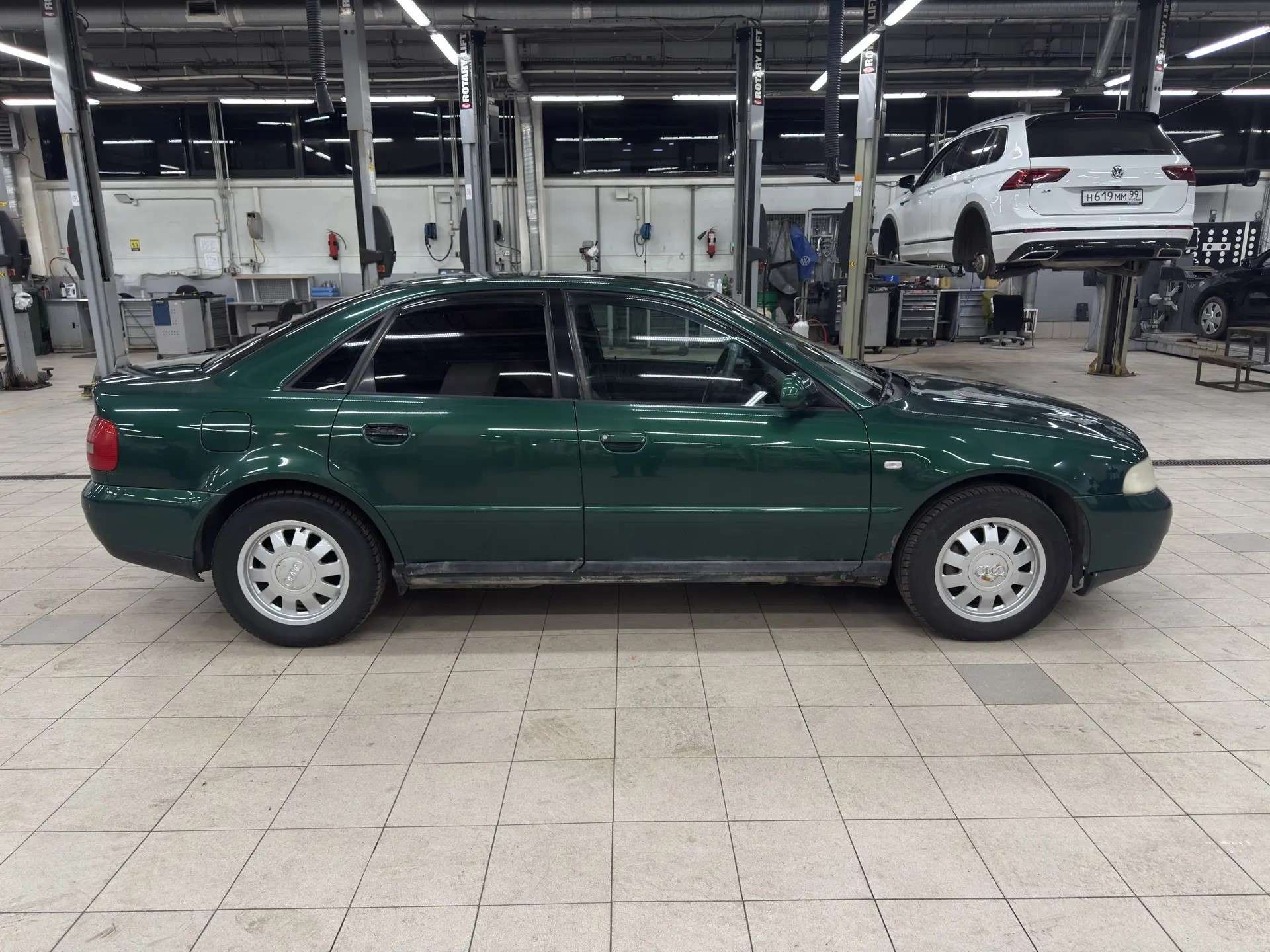 Audi A4, 1999 — Снаружи