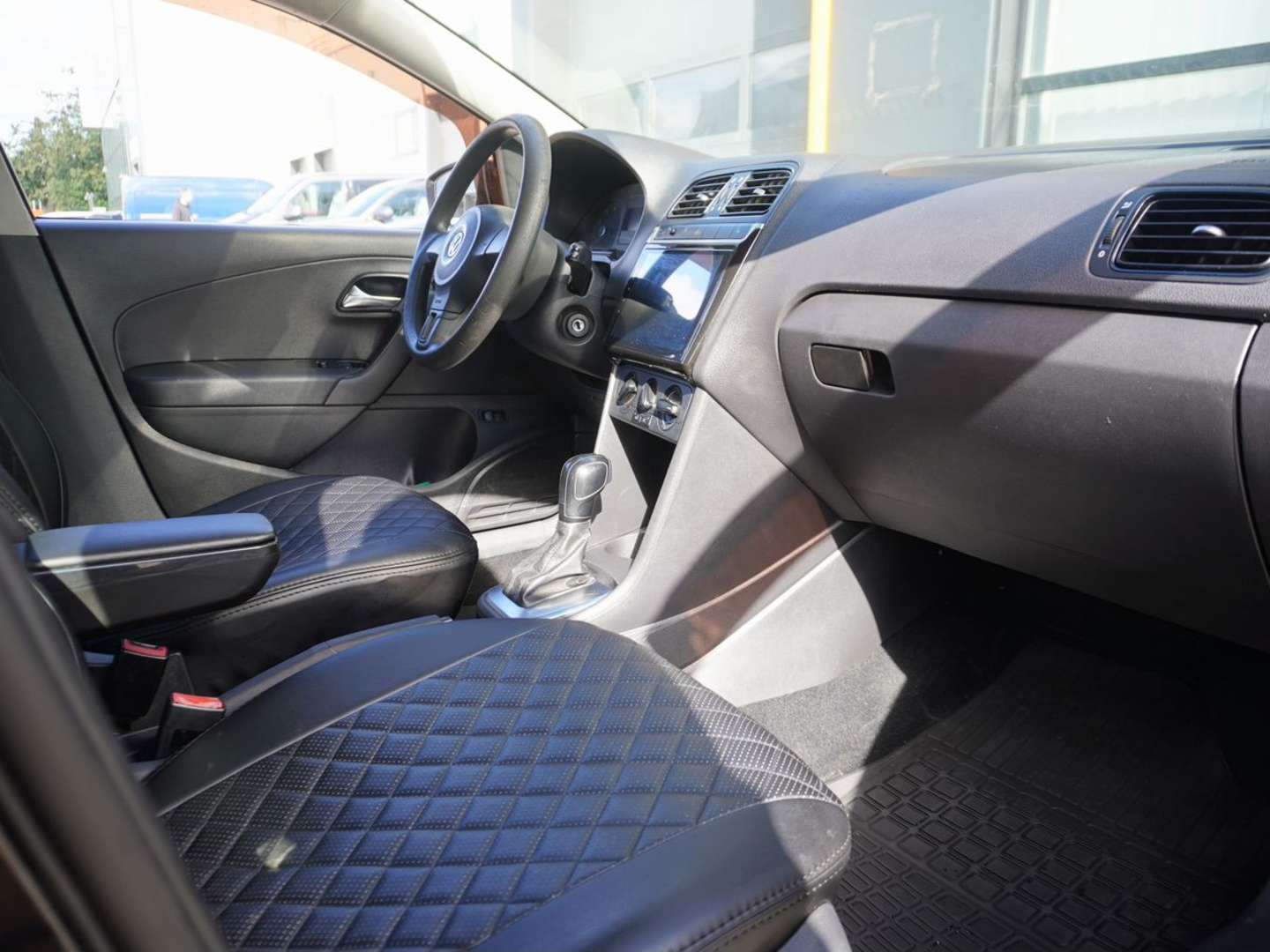 Volkswagen Polo, 2011 — Салон